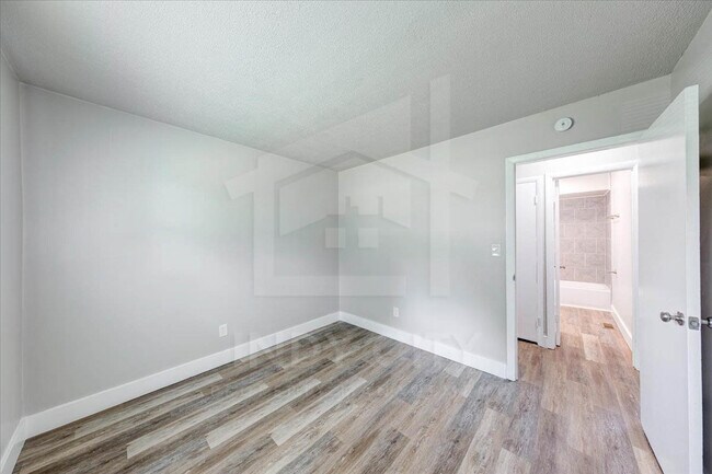 Building Photo - 1565 Martin St