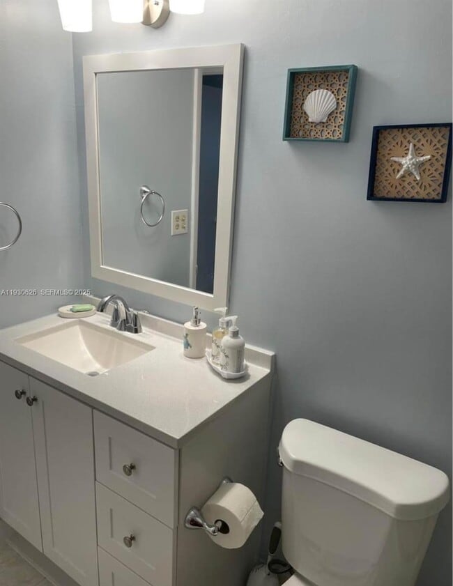 Building Photo - 220 SW 9th Ave