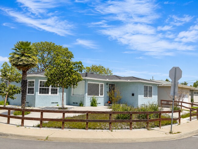 Building Photo - LARGE 4 Bedroom Home on Mesita! (Enclosed Back Yard!!)