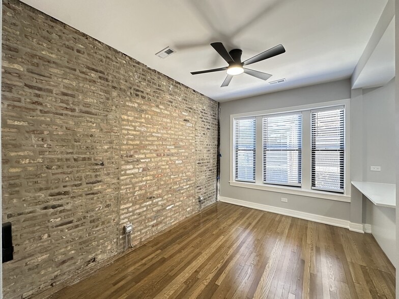 Building Photo - 3840 N Wilton Ave