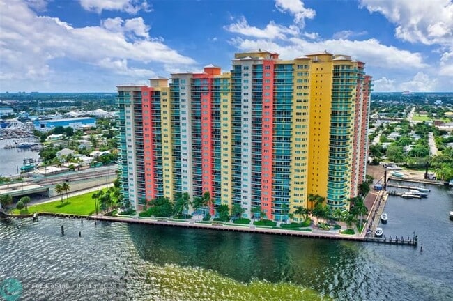 Building Photo - 2640 Lake Shore Dr