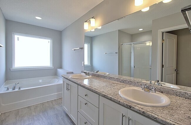 Building Photo - 566 Burke Dr