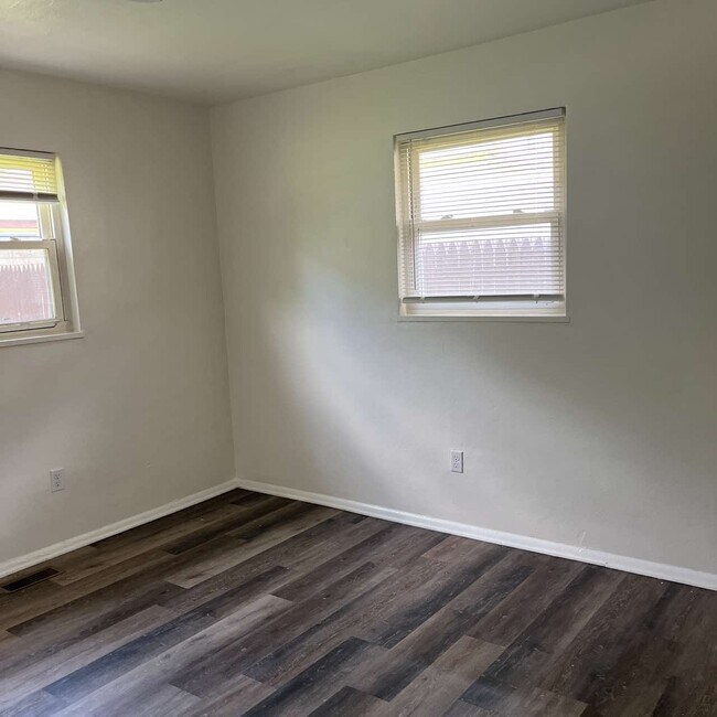 Building Photo - 256 S Harbine Ave