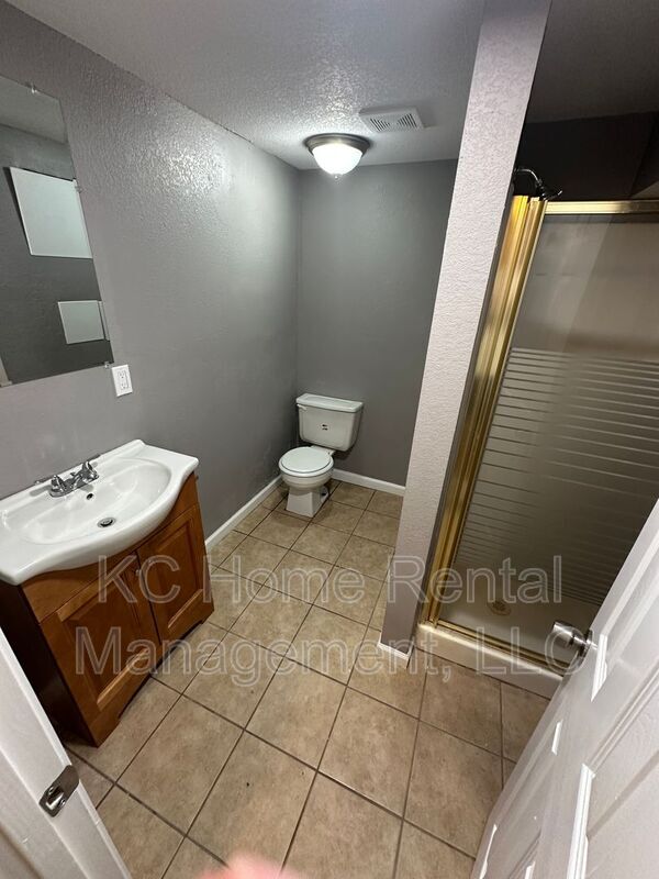Building Photo - 424 NE Lakeview Dr