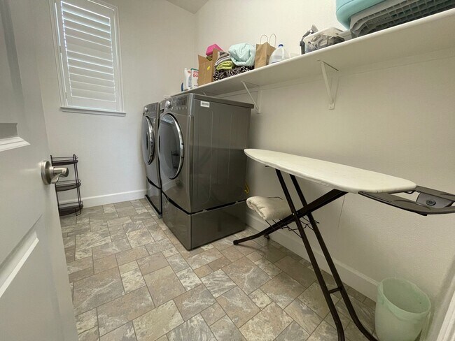 Building Photo - Southtown Home