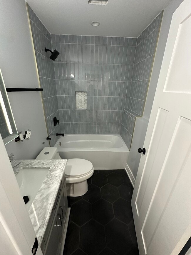 Building Photo - 2046 W Moffat St