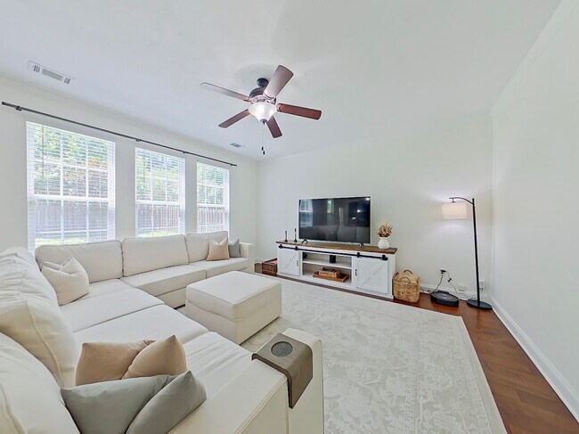 Building Photo - Beautiful 4 Bedroom home in Canterbury Farms!