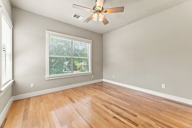 Building Photo - 304 Zennia St