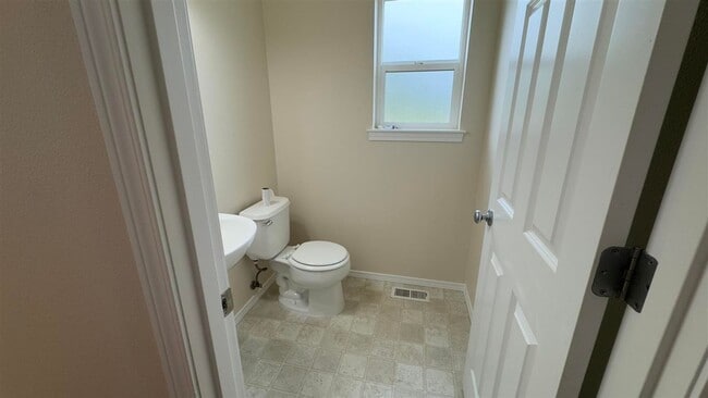 Building Photo - 3 Bedroom, 2.5 Bathroom house!!