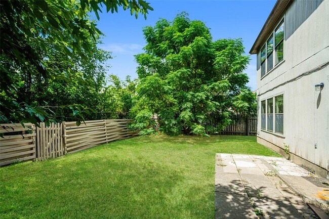 Building Photo - 813 Kettering Dr