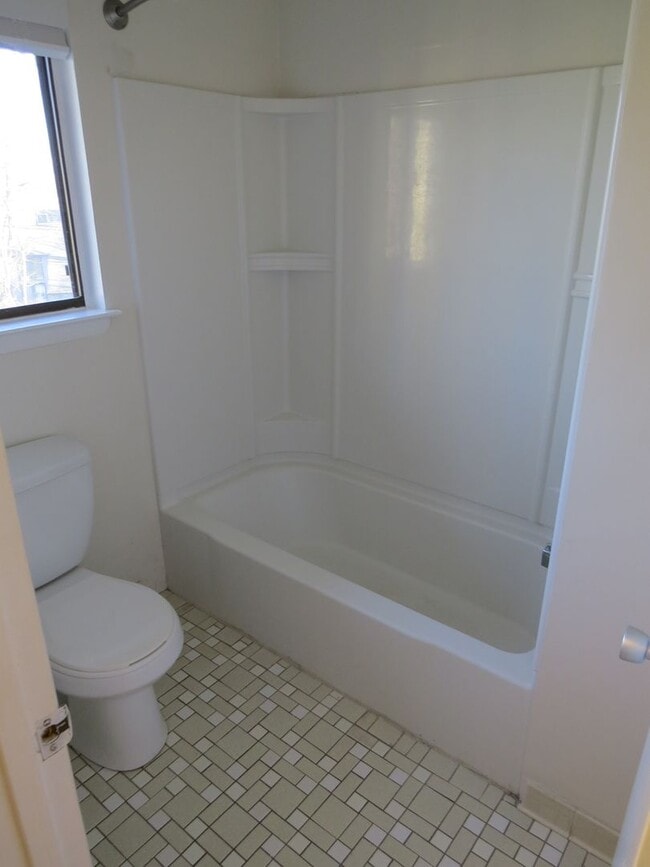 Building Photo - Updated 1800+ sq/ft 3 bdrm 2.5 bath end unit townhome