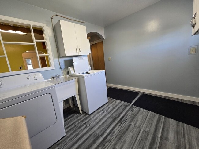 Building Photo - 4 bed, 1 bath House with 1 car garage