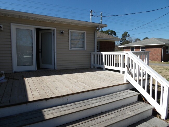 Building Photo - 3 Bedroom 2 Bathroom Spilt Unit in Wilmington