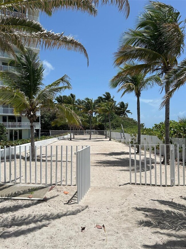 Building Photo - 609 Ocean Dr