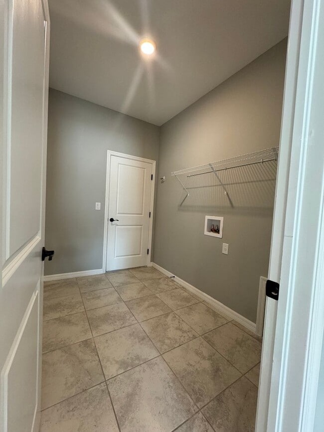 Building Photo - 3 Bed + Den with 2 Baths & 2 Car Garage