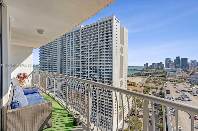 Building Photo - 1750 N Bayshore Dr