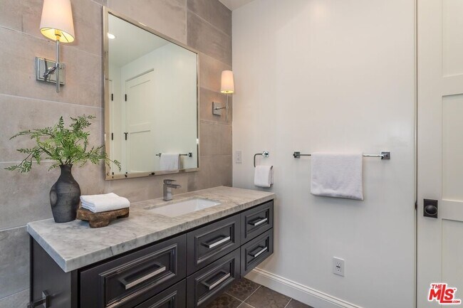 Building Photo - 820 N Vista St