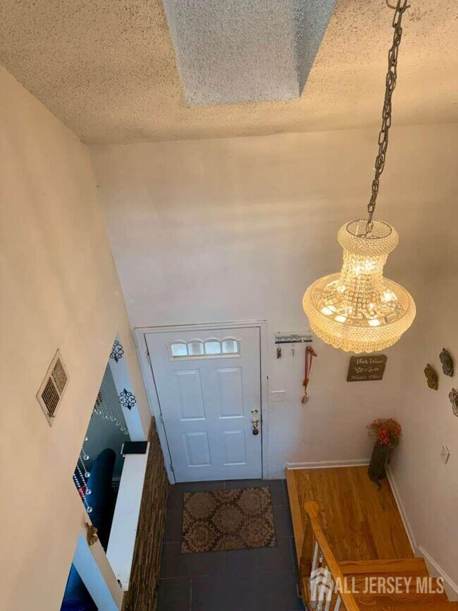 Building Photo - 10 Nutmeg Ct