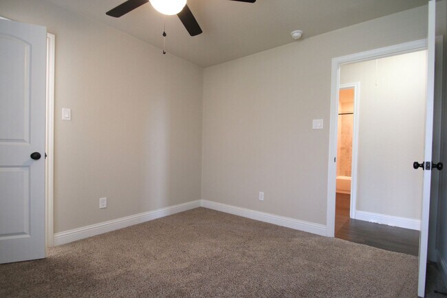 Building Photo - 1324-1328 White Sand Dr