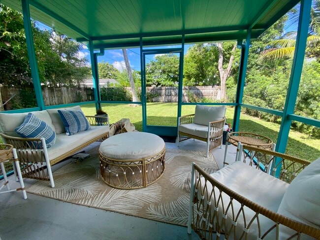 Building Photo - 604 SE 4th Ave