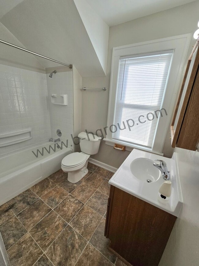 Building Photo - Spacious Single Family Home