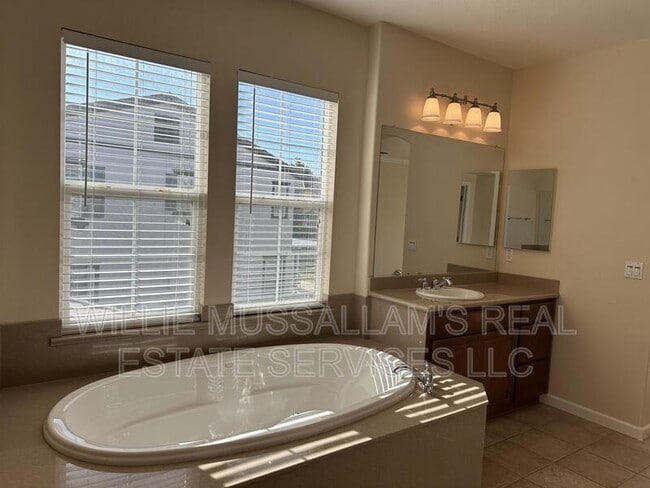 Building Photo - 604 W Sombra Way