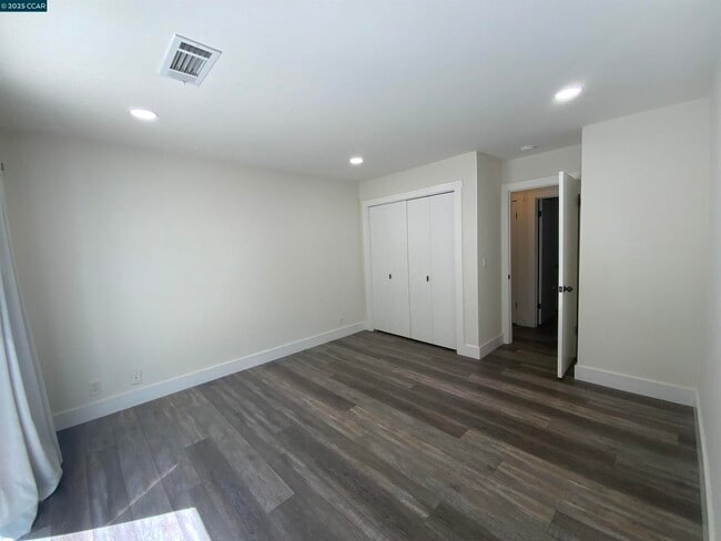 Building Photo - 632 Everett Dr