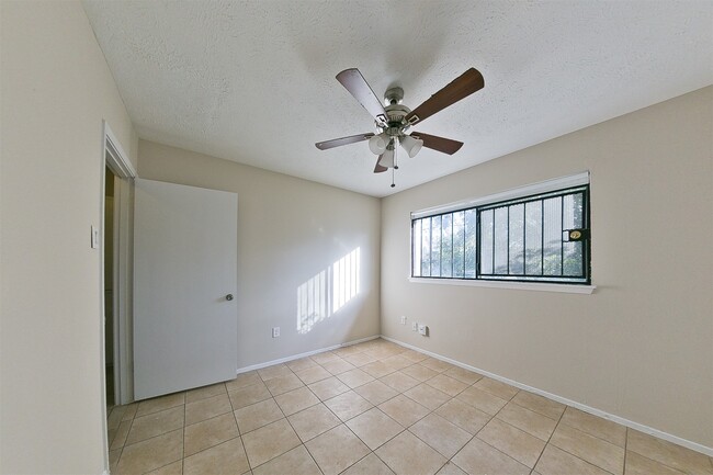 Building Photo - 4011 Smooth Oak Ln