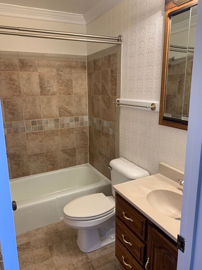 Building Photo - Updated 3 Bedroom Located Off Jefferson Rd - Lawncare Included!
