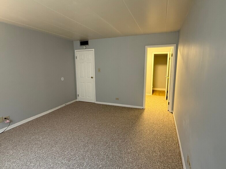 Master bed - 300 S Roselle Rd