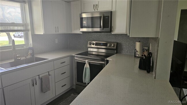 Building Photo - 9306 N Santos Dr