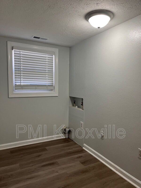 Building Photo - 489 W Outer Dr