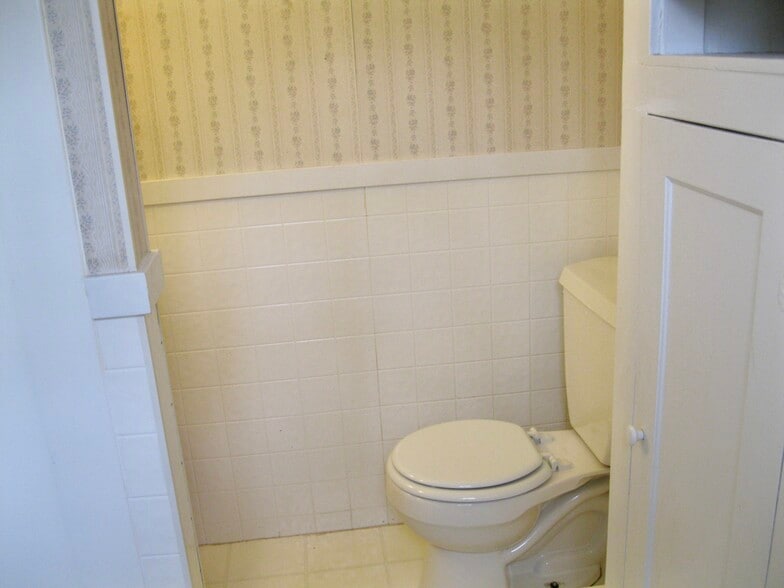 Building Photo - 122 W Central St