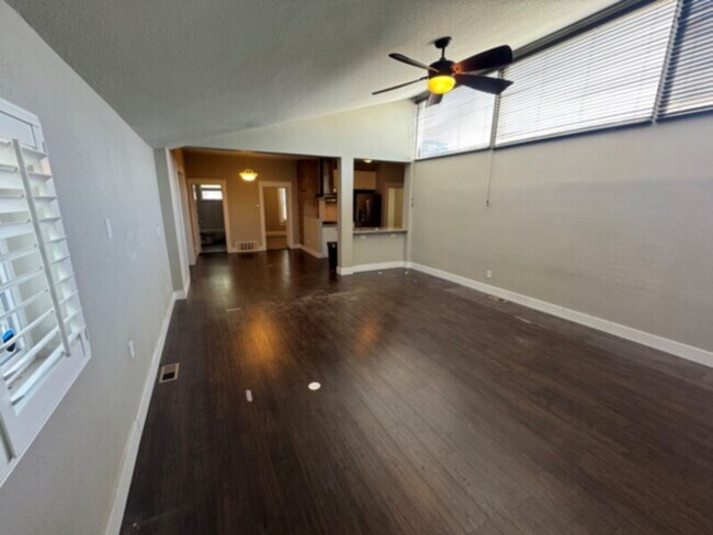 Building Photo - Stunning home in Ivywild!
