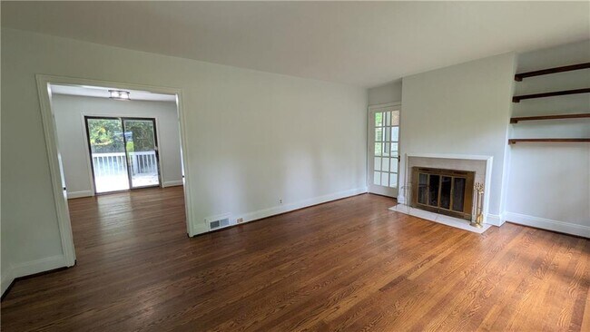 Building Photo - 4300 Rickenbacker Way NE