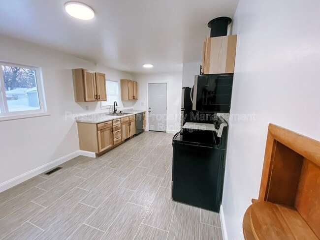 Building Photo - 1610 2nd St N