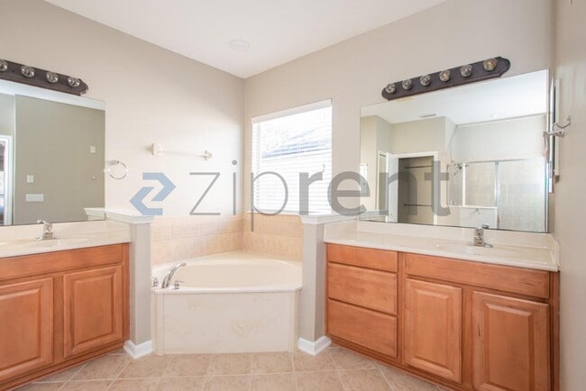 Building Photo - 932 Gallier Pl