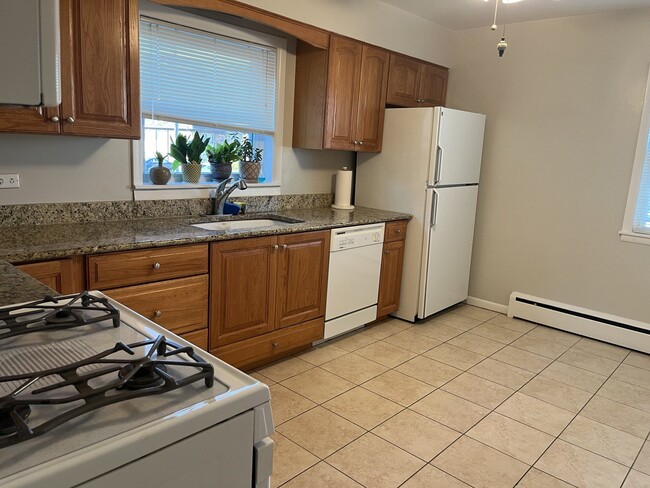 Building Photo - A 3 bedroom apartmen in Des Plaines