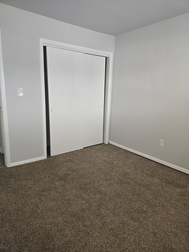 Building Photo - Large 2 bedroom, 1 bathroom