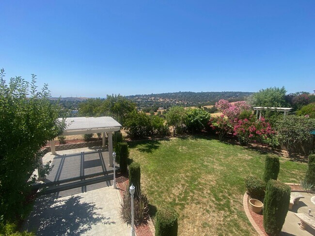 Building Photo - AVAILABLE BY 1/1/26 - ELEGANT AND SPACIOUS 4 BED, 4 BATH 2 STORY HOME WITH VIEWS OF EL DORADO HILLS