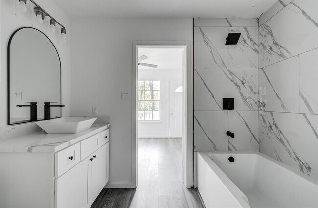 Building Photo - 808 Stone Mountain Dr