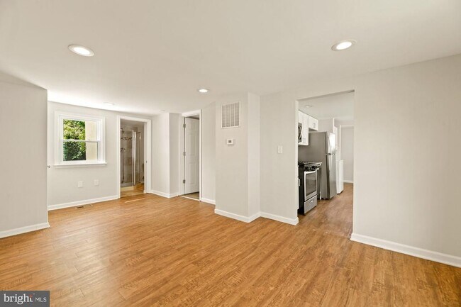 Building Photo - 240 Riverview Ave