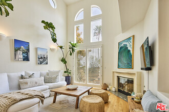 Building Photo - 6453 Zuma View Pl