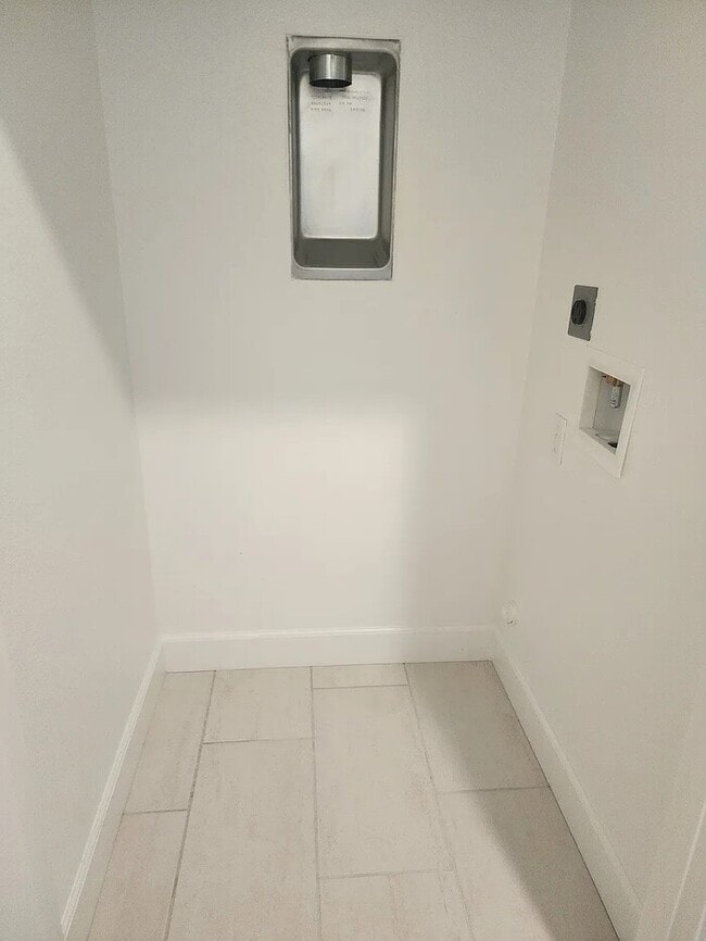 Building Photo - Bright & Cozy 1 Bed / 1 Bath Living Space ...