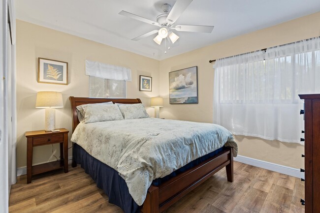 Bedroom 1 with Queen bed and en-suite bathroom - 115 Park Ave