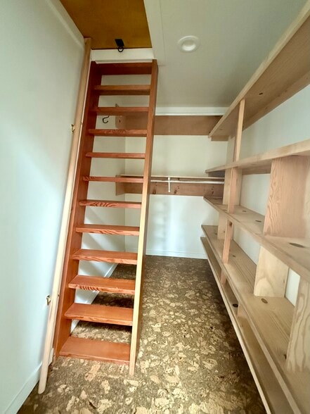 Closet 2 - 1256 Hopkins St