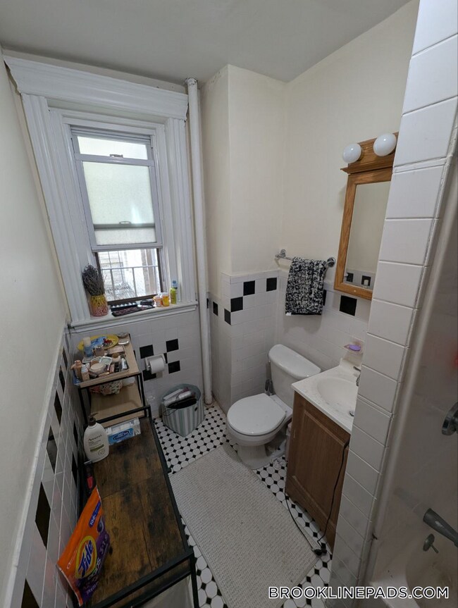 Building Photo - 364 Riverway