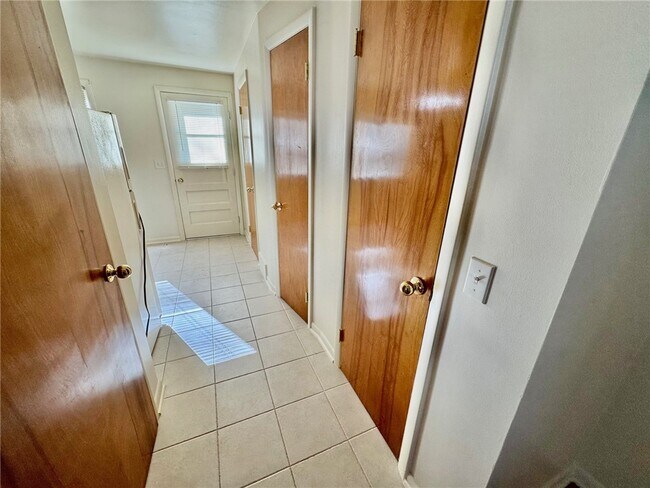 Building Photo - 16 Summit St