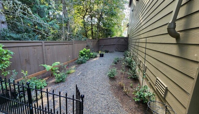 Building Photo - 9756 SW 171st Ave