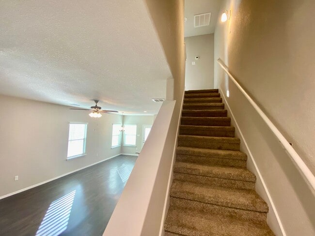 Building Photo - Luxury Townhome in New Braunfels